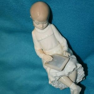 Lladró Nao Matte Figurine #117 "Girl with Chalkbd.